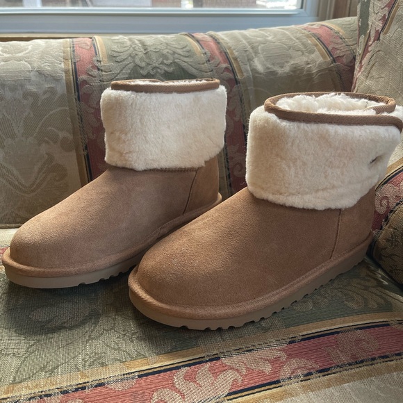 UGG Kids' Classic Jona Luxury Boot. Size 4 Kids
N18-16 - Picture 7 of 8
